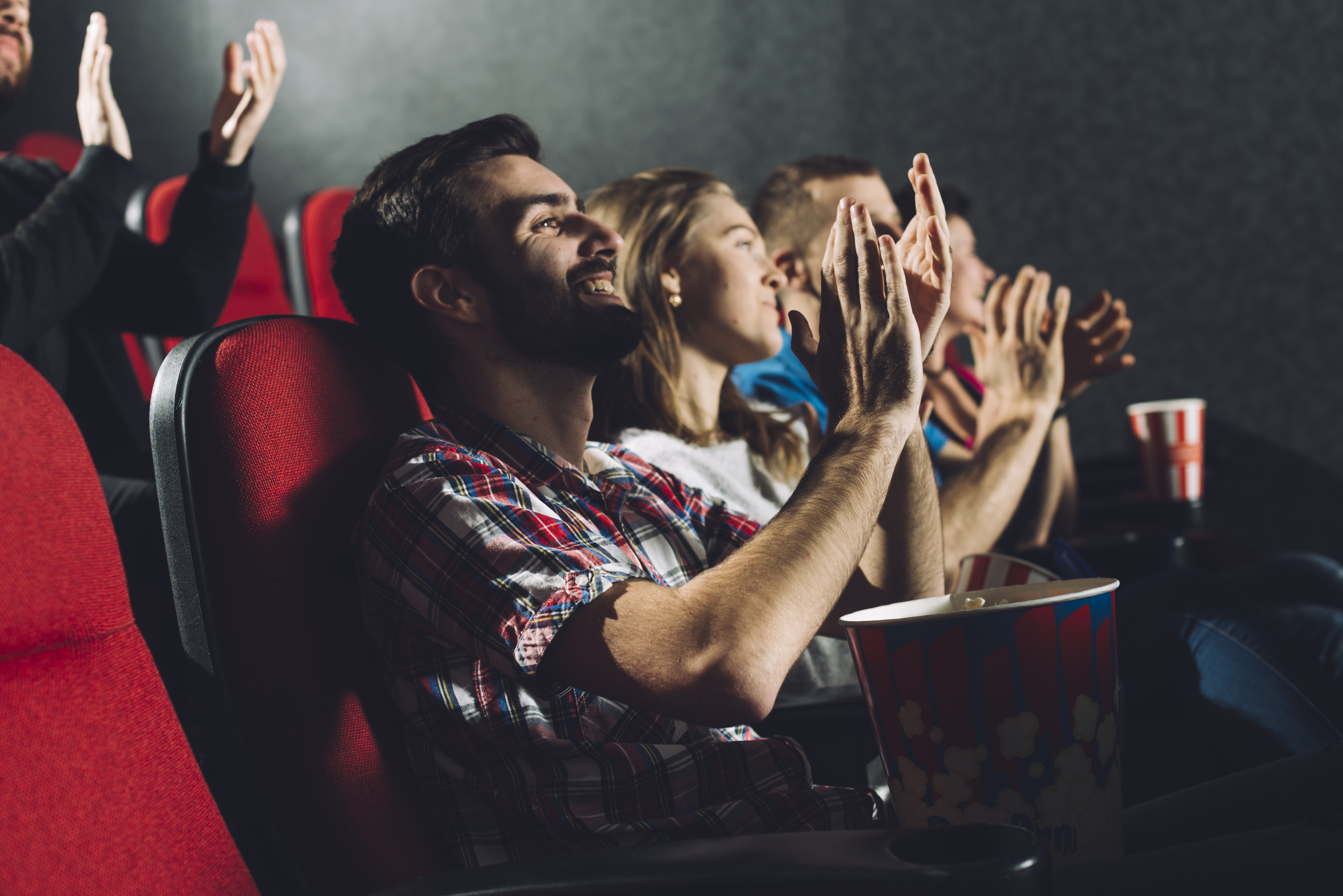 Personas aplaudiendo en el cine